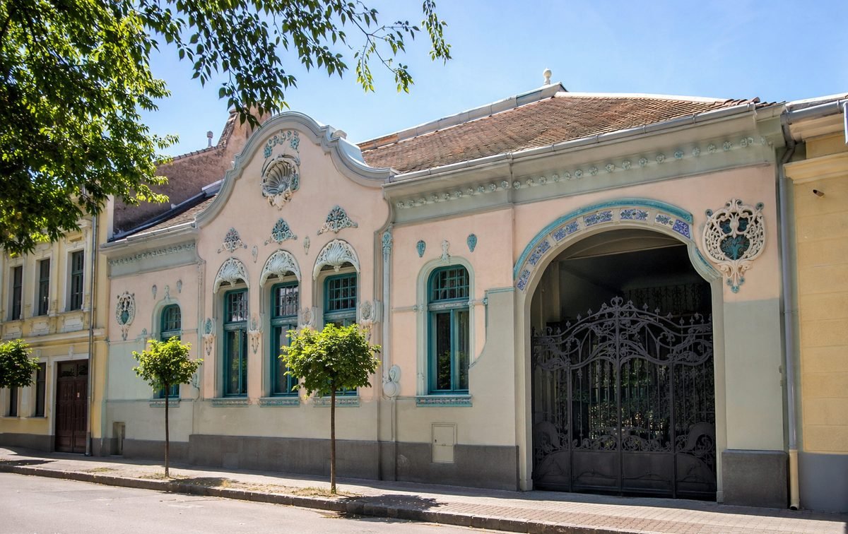 A 115 m² salon-type house in the historic centre of Subotica